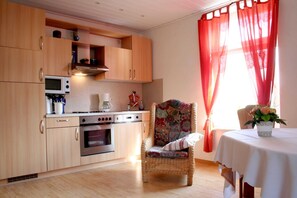 Jääkaappi, mikroaaltouuni, uuni, astianpesukone