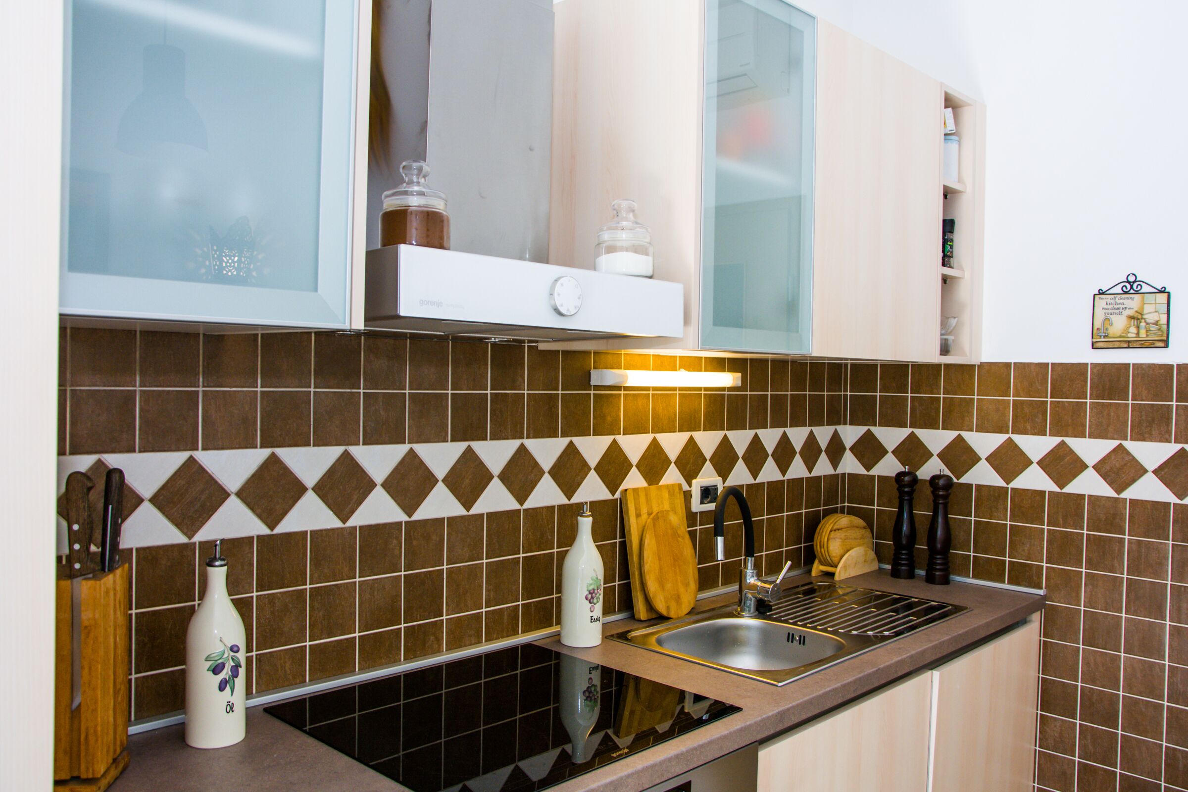 冷蔵庫、電子レンジ、オーブン、コンロ