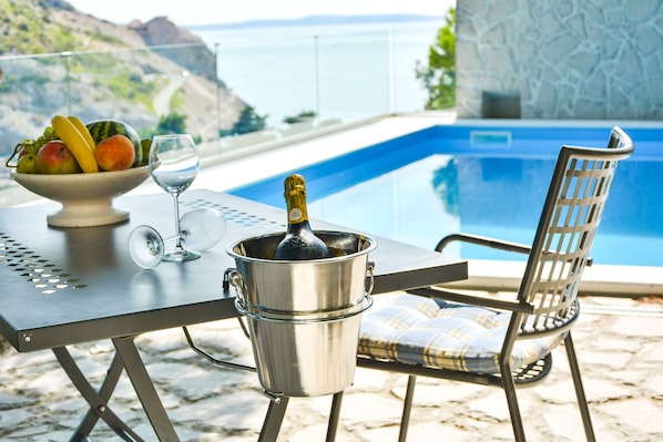 Alberca al aire libre y alberca climatizada