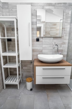 Dusche, Haartrockner, Handtücher, Seife