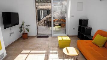 TV connectée, cheminée, baby-foot, table de tennis de table