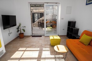 TV connectée, cheminée, baby-foot, table de tennis de table