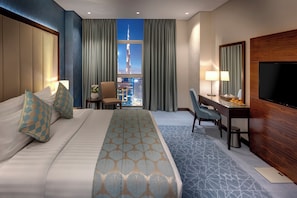 Deluxe appartement, 1 slaapkamer (Burj Khalifa View) | Een kluis op de kamer, een bureau, verduisterende gordijnen