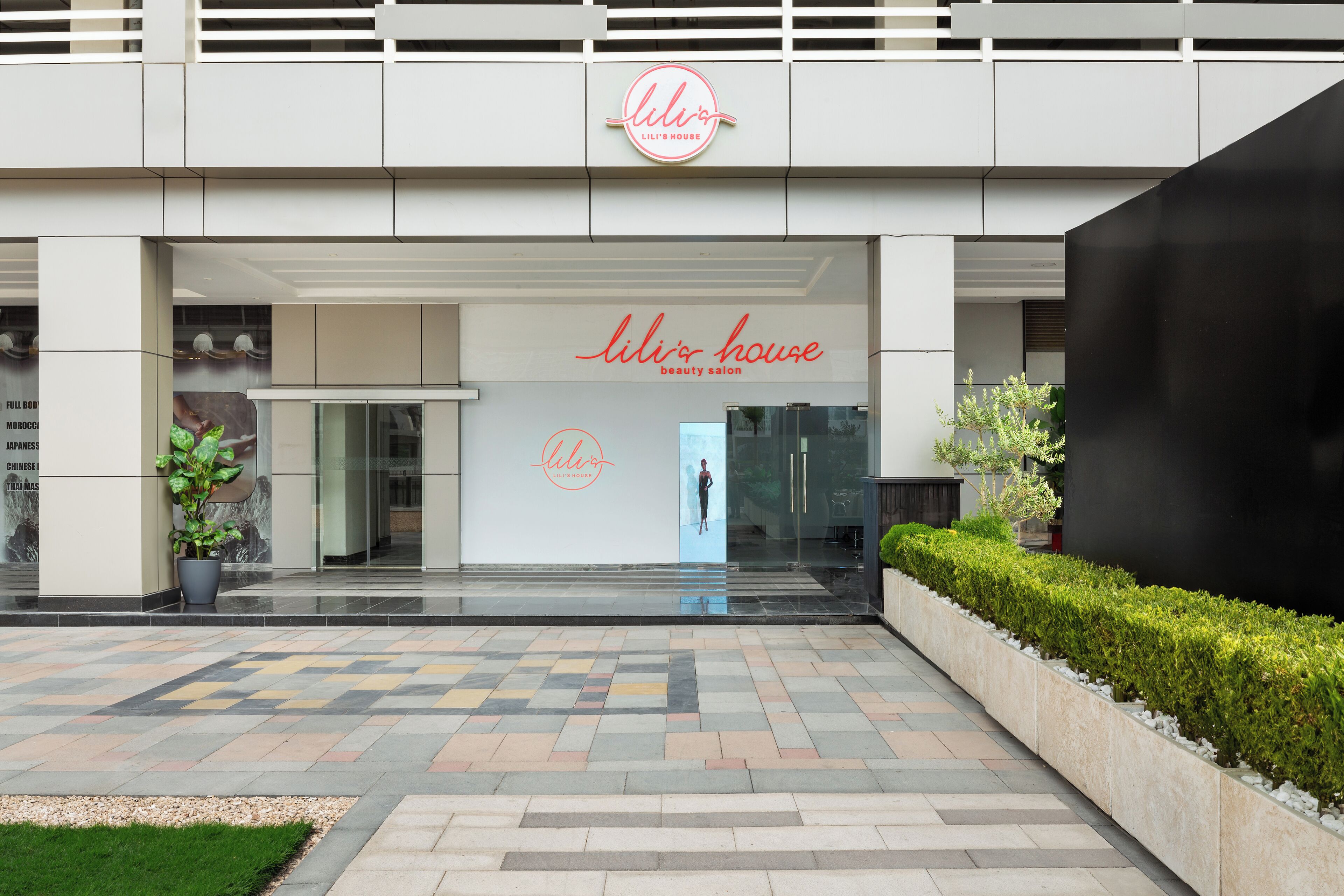 Un edificio moderno con un letrero que dice "Lili's House" salón de belleza.