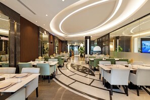 Desayuno continental diario (AED 65 por persona)