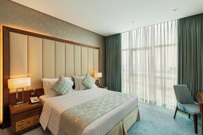 apartman, 2 hálószobával, kilátással a városra | Széf a szobában, íróasztal, sötétítőfüggöny és hangszigetelés