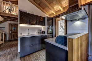 Frigorifero, microonde, forno, piano cottura