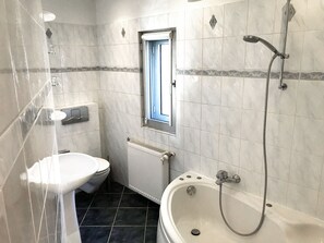 Haartrockner, Handtücher, Seife, Toilettenpapier