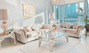 Appartement luxueux | Aire de séjour | Téléviseur connecté de 60 po avec télévision par satellite, téléviseur