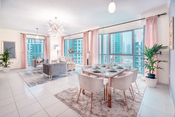 Deluxe-Apartment, 2 Schlafzimmer | 2 Schlafzimmer, individuell dekoriert, individuell eingerichtet