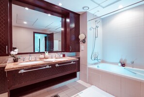Departamento Deluxe, 5 habitaciones | Baño | Tina y regadera independientes y amenidades de baño gratuitas 