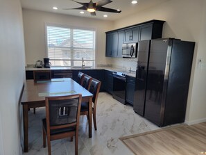 Réfrigérateur, micro-ondes, four, plaque de cuisson