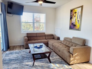 Smart TV - 1BR condo, 1st floor.
FREE kayaks and bikes. Huge deck with ocean views. (Milton)