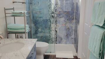 Douche, serviettes fournies, savon, papier toilette