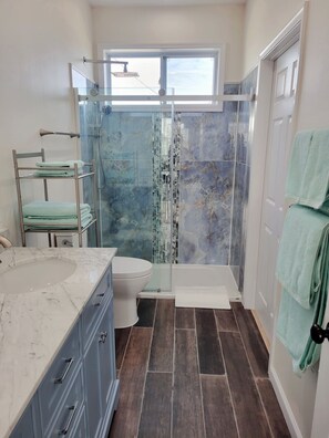 Shower, towels, soap, toilet paper - 1BR condo, 1st floor.
FREE kayaks and bikes. Huge deck with ocean views. (Milton)