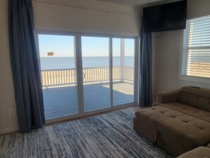 Smart TV - 1BR condo, 1st floor.
FREE kayaks and bikes. Huge deck with ocean views. (Milton)