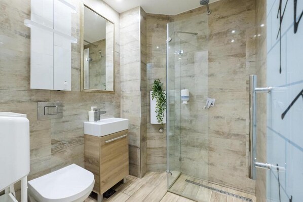 Deluxe Apartment | Bathroom | Shower, free toiletries, hair dryer, bathrobes