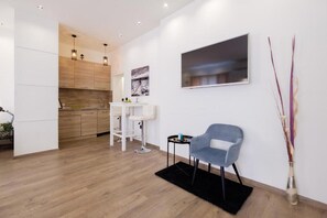 تلفزيون إل سي دي بحجم 32-بوصة يعرض قنوات تلفزيونية باشتراك مدفوع