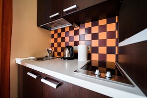 Refrigerador, cafetera y tetera y utensilios de cocina