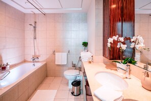 Căn hộ, 3 phòng ngủ | Phòng tắm | Bồn tắm và buồng tắm vòi sen riêng, đồ dùng nhà tắm miễn phí 