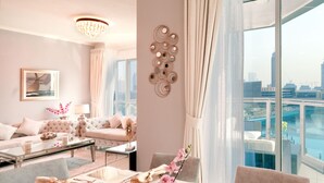 Een moderne hotelkamer met stadszicht, een zithoek en een woongedeelte met een groot raam.