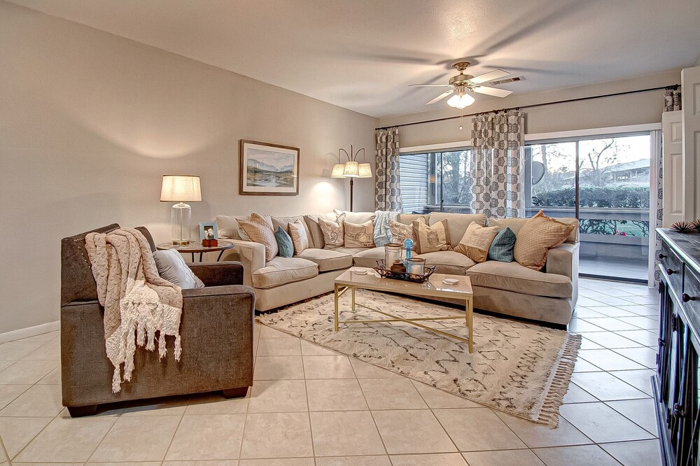 Stunning 2 bd 2 bth Ground Floor Condo Lake Conroe Near Clubhouse!
