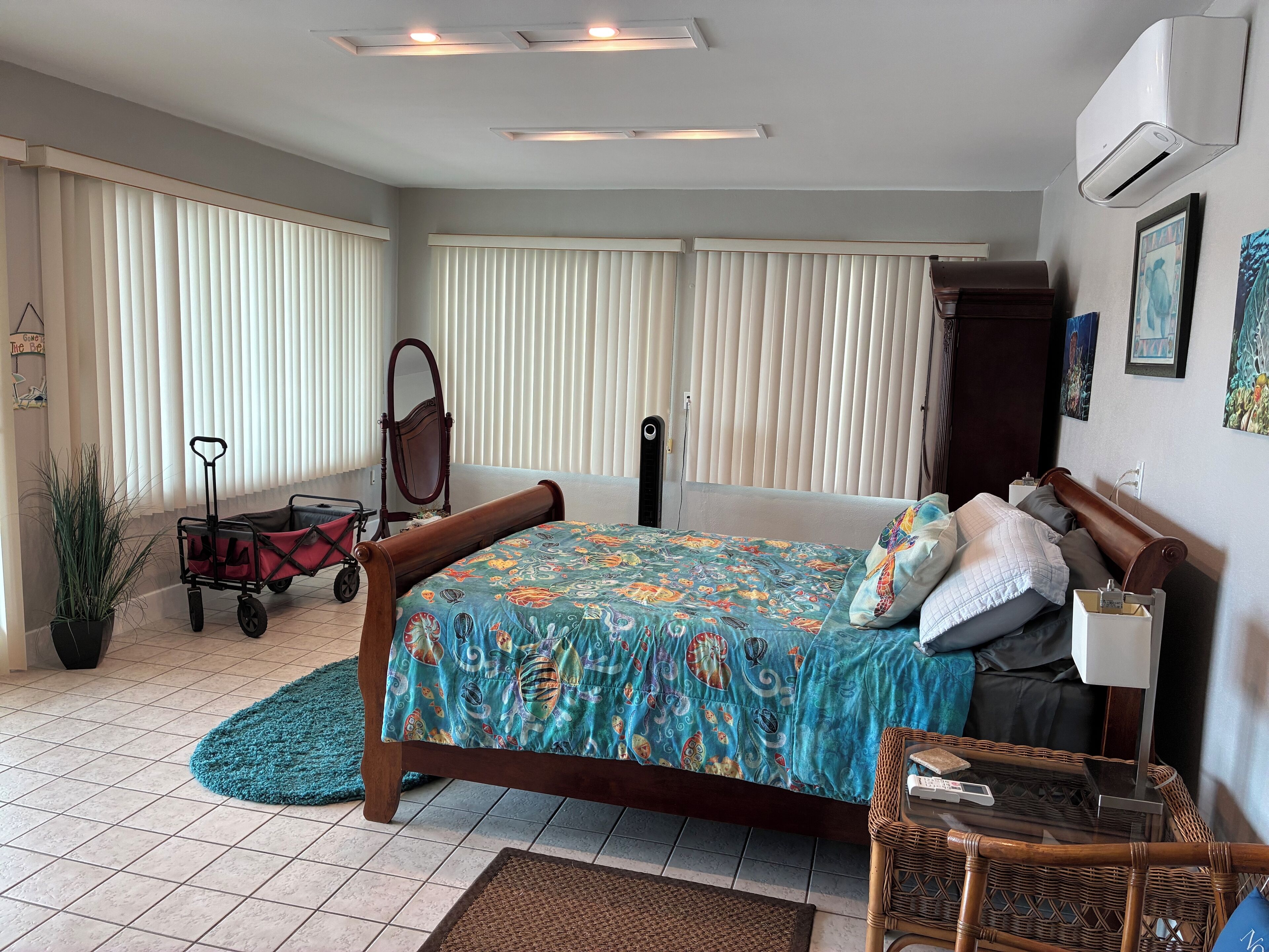 2 habitaciones, escritorio y tabla de planchar con plancha 