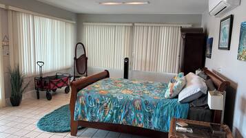 2 habitaciones, escritorio y tabla de planchar con plancha