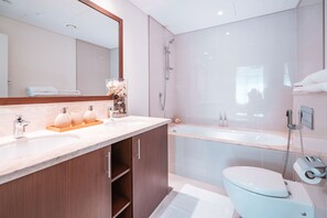 Apartamento Deluxe | Baño | Bañera, artículos de higiene personal gratuitos y secador de pelo