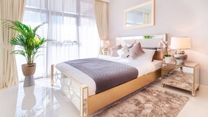 Ein modernes Schlafzimmer mit einem großen Bett, Nachttischen, einem Spiegel und einer Zimmerpflanze.