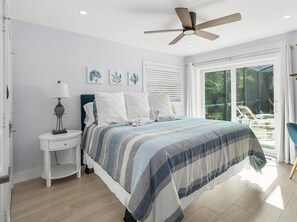 3 bedrooms, desk, iron/ironing board, travel cot - Palm Cottage Screened Heated Pool. Walk, Bike to Beach and Mercato (Naples)