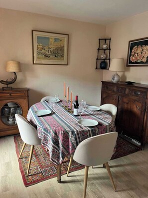 Dining - COMFORTABLE 4/5-ROOM APARTMENT IN SECURE RESIDENCE WITH SWIMMING POOL (Saint-Raphaël)
