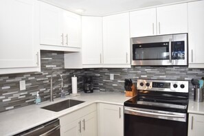 Mikrovågsugn, diskmaskin, kaffe- och tebryggare och brödrost