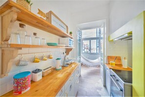 Een koelkast, een magnetron, een oven, een kookplaat