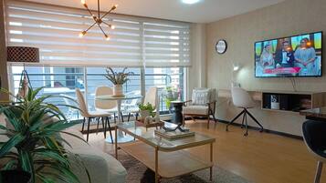 Smart TV, reproductor de DVD, libros y estéreo