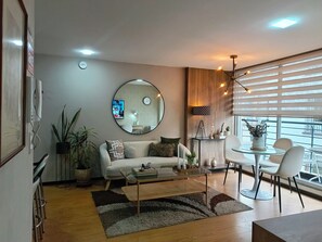 Smart TV, DVD player, books, stereo