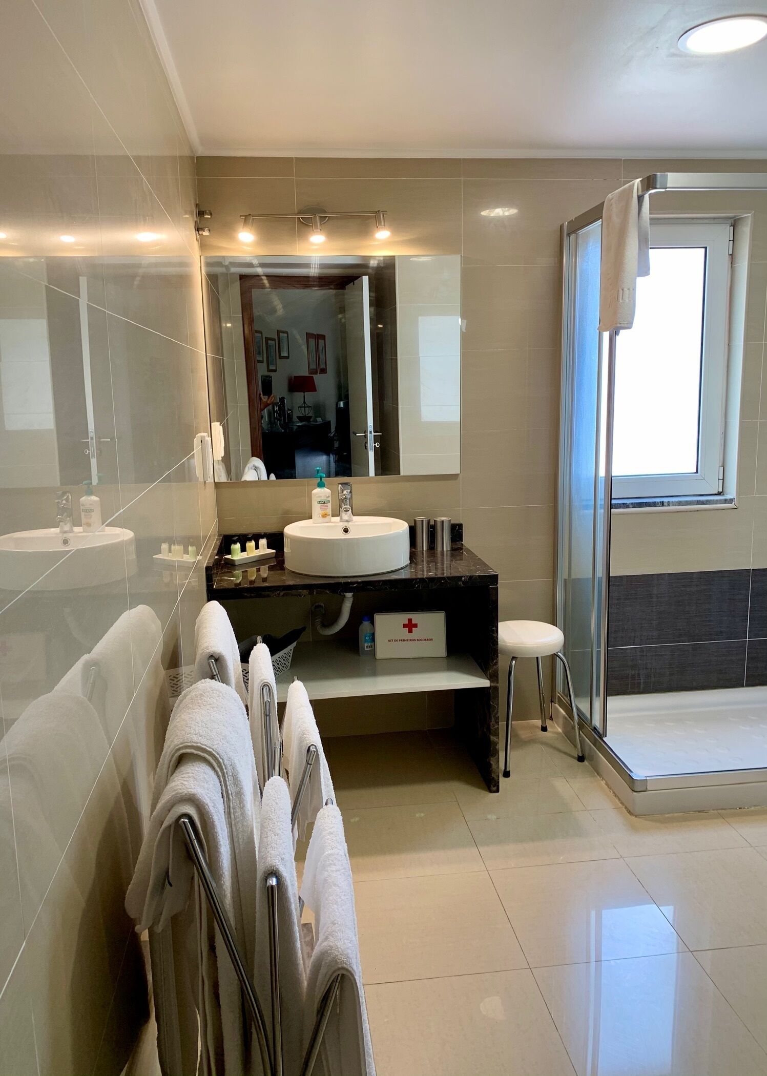 Douche, sèche-cheveux, bidet, serviettes fournies