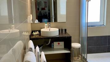 Douche, sĂšche-cheveux, bidet, serviettes fournies