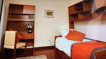 2 quartos, cofres nos quartos, ferros/tábuas de passar roupa, Wi-Fi