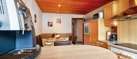 Micro-ondes, four, lave-vaisselle, chaise haute