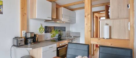 Mikrowelle, Ofen, Geschirrspüler, Hochstuhl