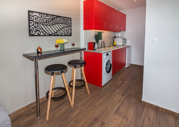 Réfrigérateur, un four, surface de cuisson, cafetière-théière