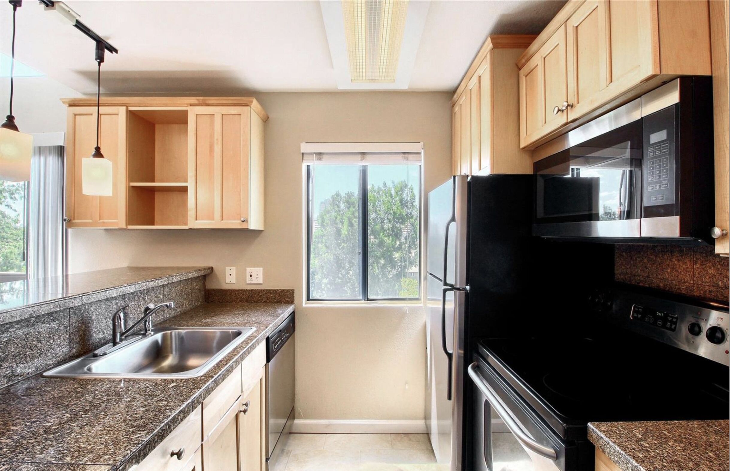 Beautiful And Updated 1 Bedroom Condo In DTC W/ VIEWS!