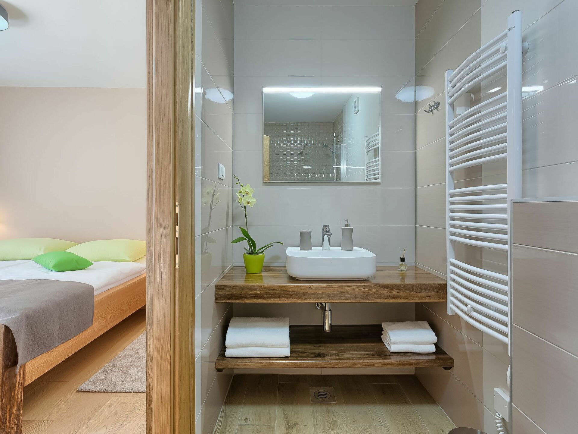 Miroir, Propriété, Meubles, Bâtiment, Robinet, Évier, Confort, Bois, Luminaire Plomberie