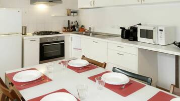 Mikrowelle, Ofen, Geschirrspüler, Gefrierschrank