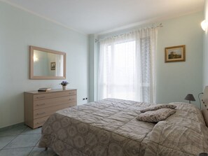 2 bedrooms, travel cot, free WiFi