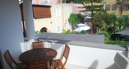 A Lipari, ßles Eoliennes, 1er étage d'un petite villa, à 2' a pied de la plage