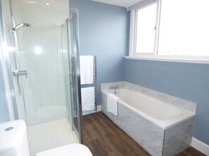 Bathtub, hair dryer, towels, soap - St Mary's Place. Beautiful town center apartment. (St Andrews)