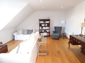 Books - St Mary's Place. Beautiful town center apartment. (St Andrews)