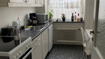 Microwave, dishwasher, coffee/tea maker, cookware/dishes/utensils